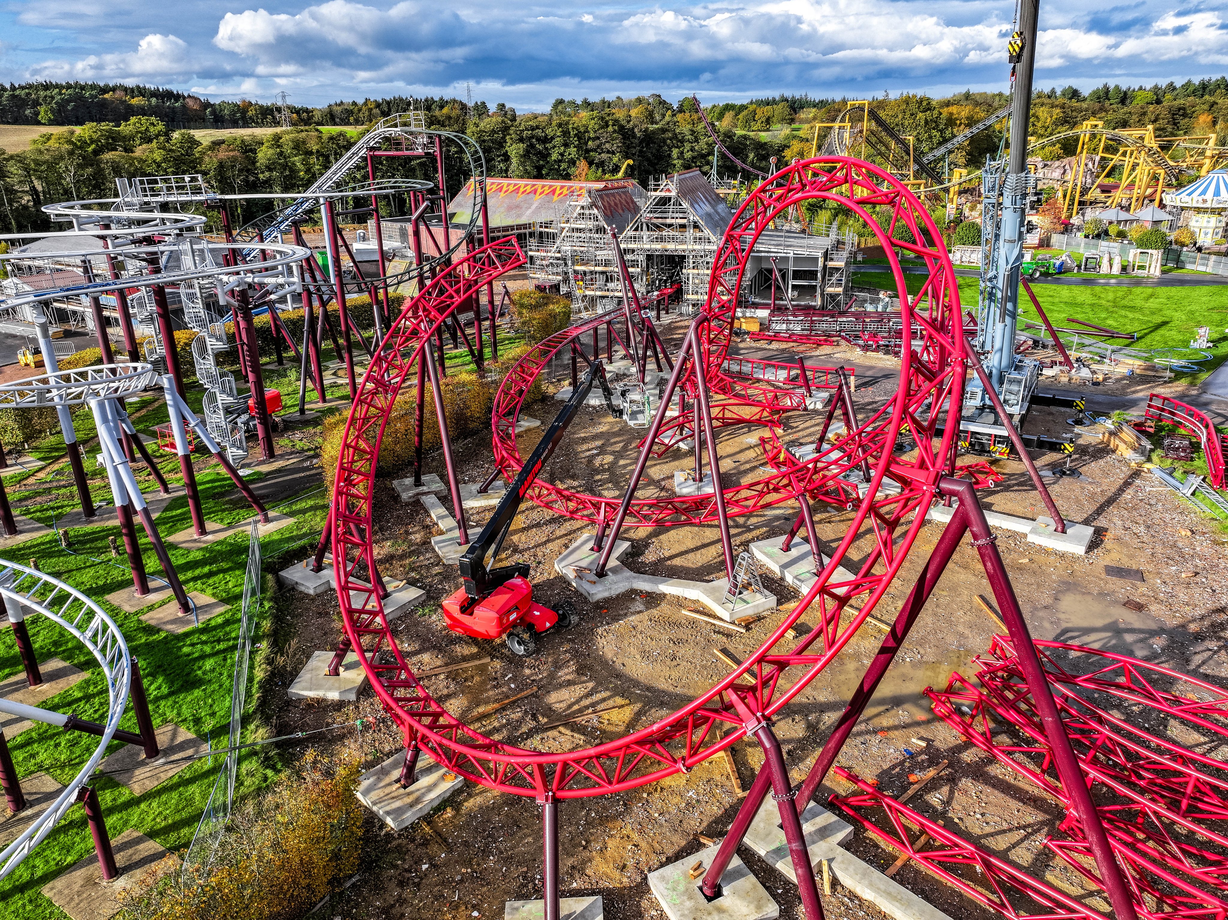 Paultons Park Installs Final Track on New 2026 Rollercoaster Drakon