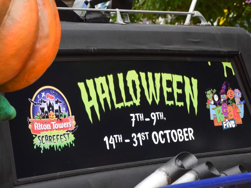 SPOOKY1 Car Arrives On Towers Street